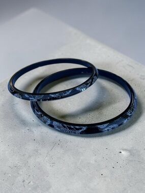 Vintage Black & White Lace Pattern Acrylic Bangle Set 2pc Stackable Bracelets